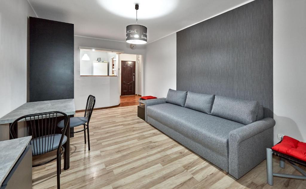 sala de estar con sofá y mesa en Pod Lipami Standard Studio, en Poznan