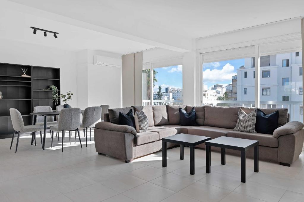 - un salon avec un canapé et une table dans l'établissement Phaedrus Living: Romanou Modern City Center Flat, à Nicosie