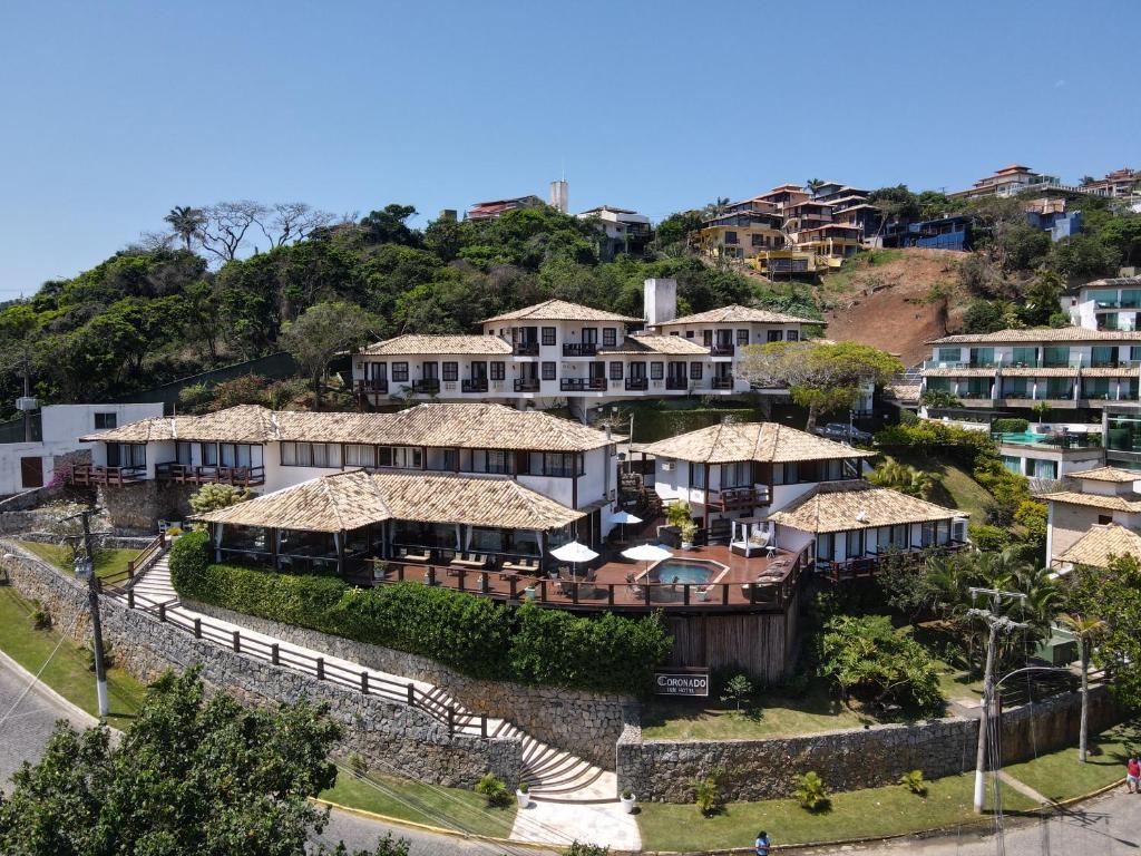 Coronado Inn Hotel في بوزيوس: اطلالة جوية على قرية بها بيوت