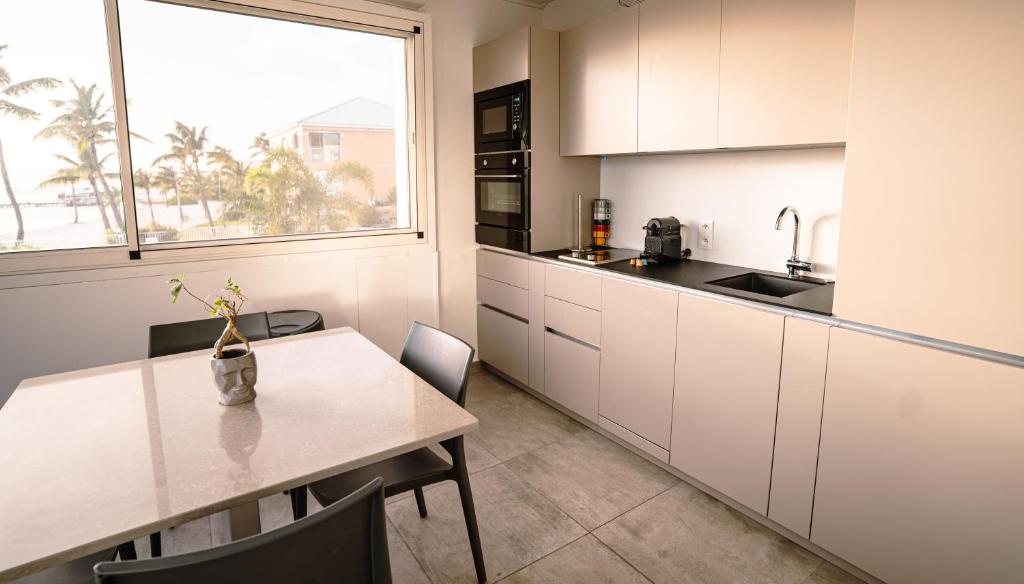 Kuchyň nebo kuchyňský kout v ubytování Merveilleux studio cosy vue mer - piscine