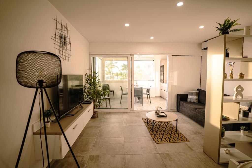 Posezení v ubytování Merveilleux studio cosy vue mer - piscine