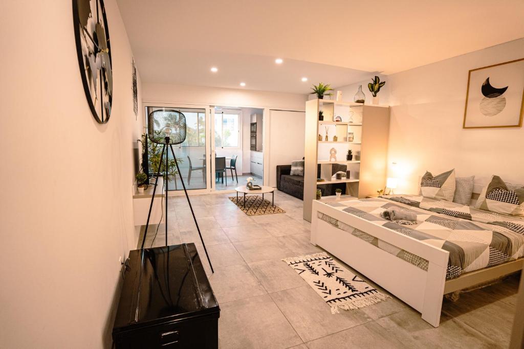 Postel nebo postele na pokoji v ubytování Merveilleux studio cosy vue mer - piscine