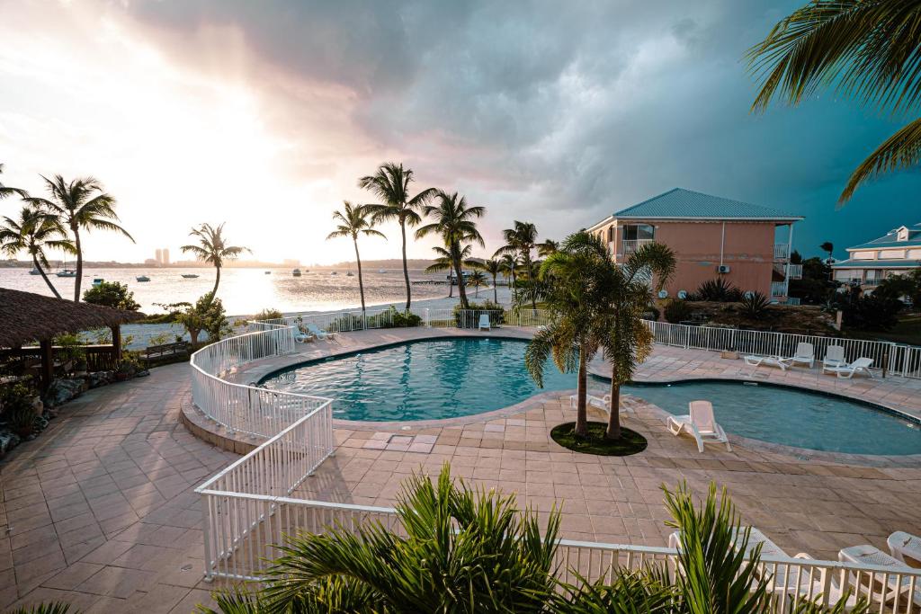 Bazén v ubytování Merveilleux studio cosy vue mer - piscine nebo v jeho okolí