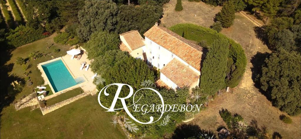 an aerial view of a house with a swimming pool at Mas de Regardebon in Mazan