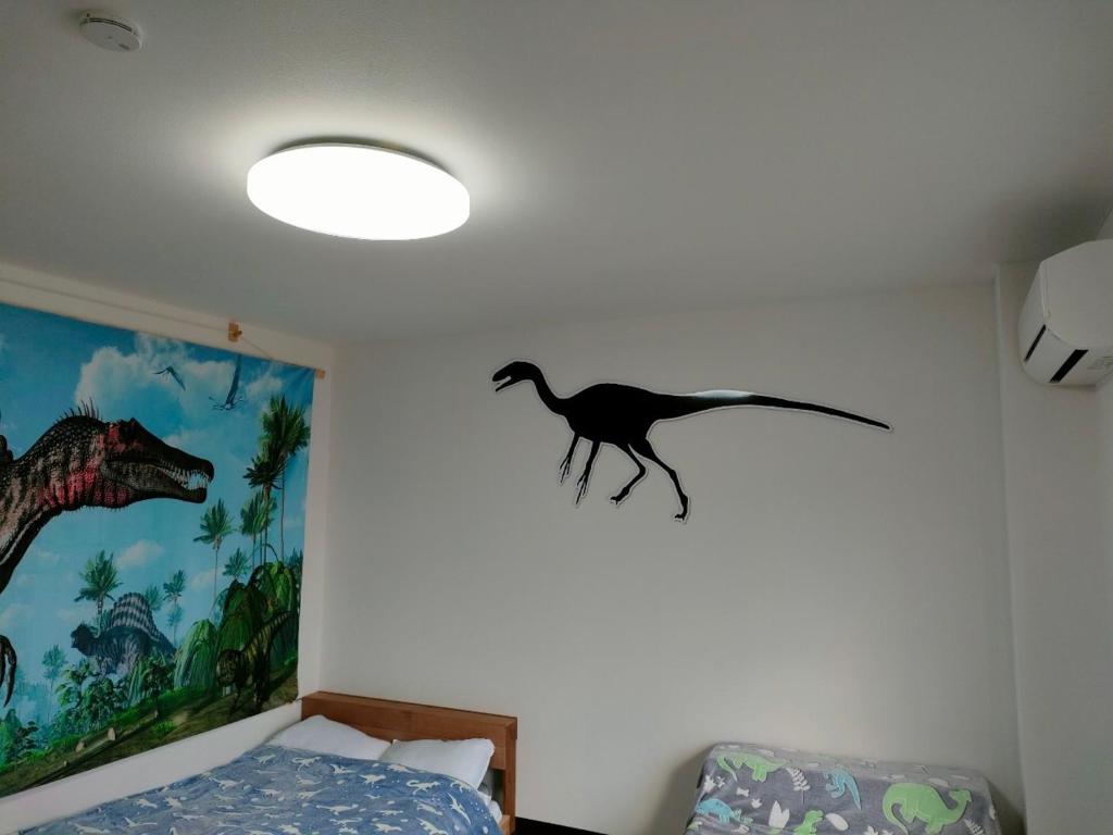 Postel nebo postele na pokoji v ubytování 11月フルリフォーム 12月オープン恐竜一色ゲストハウスDinosaur Guesthouse