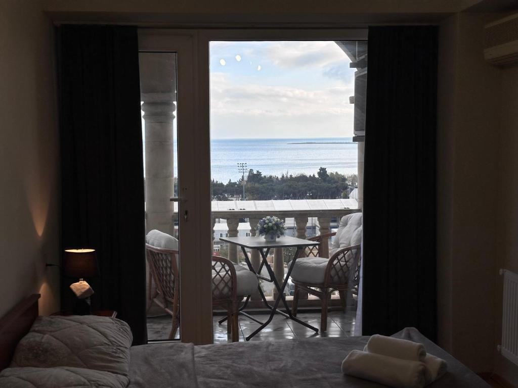 Sea view Residence في باكو: غرفة نوم مطلة على المحيط من شرفة