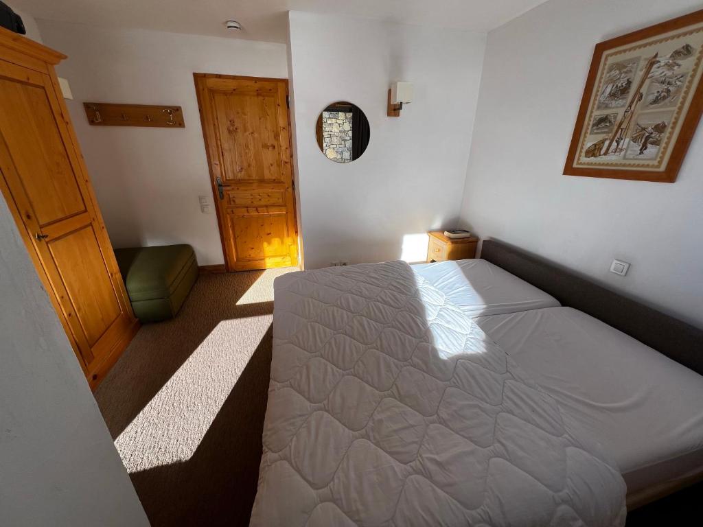 Posteľ alebo postele v izbe v ubytovaní Haut Belle Plagne, vue montagnes, au pied des pistes, proche de l'ESF & espace piscine inclus