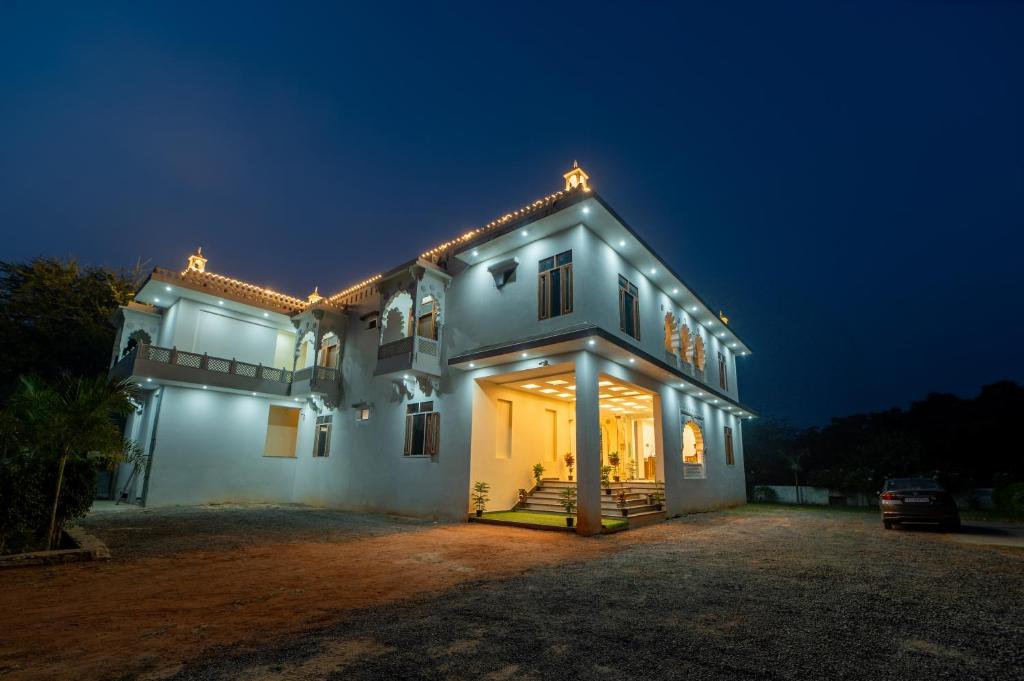 una casa bianca con luci accese di notte di Joy Bagh Resort Pushkar a Pushkar