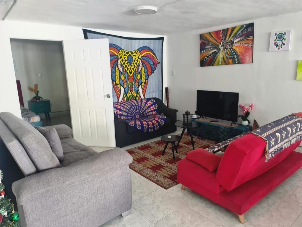 un soggiorno con divano e TV di Hostal Casa Yare a Rodadero