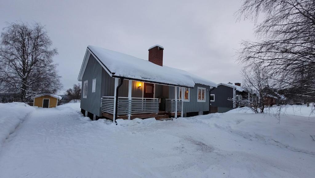 una casa è coperta di neve in un cortile di Enjoy life Föllinge a Föllinge