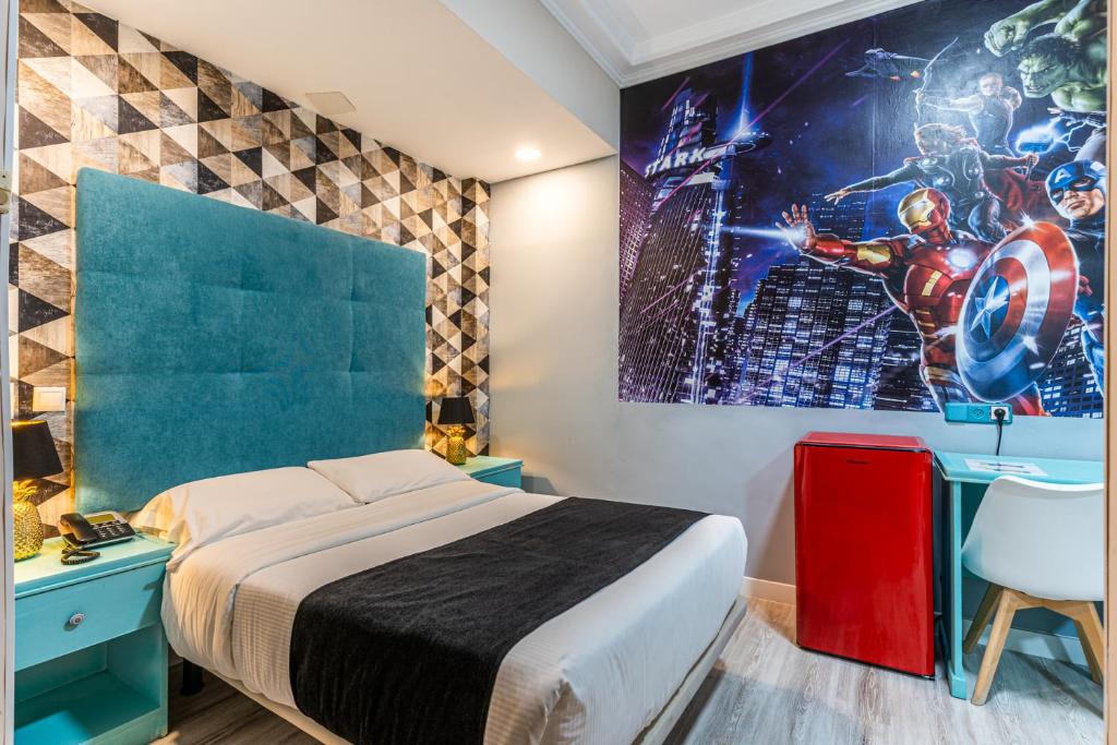 ein Schlafzimmer mit einem Bett und einem Wandgemälde in der Unterkunft Hotel Mexico in Madrid