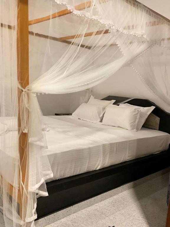 Postel nebo postele na pokoji v ubytování Golden Wave