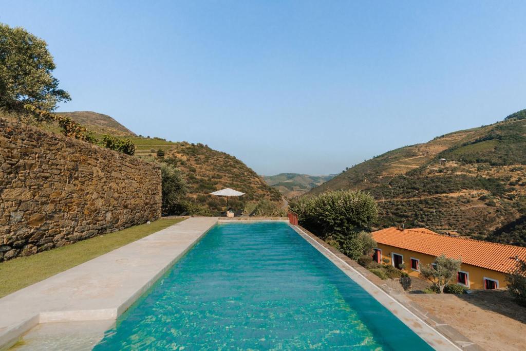 une piscine au milieu d'une montagne dans l'établissement Quinta Dona Matilde, à Peso da Régua