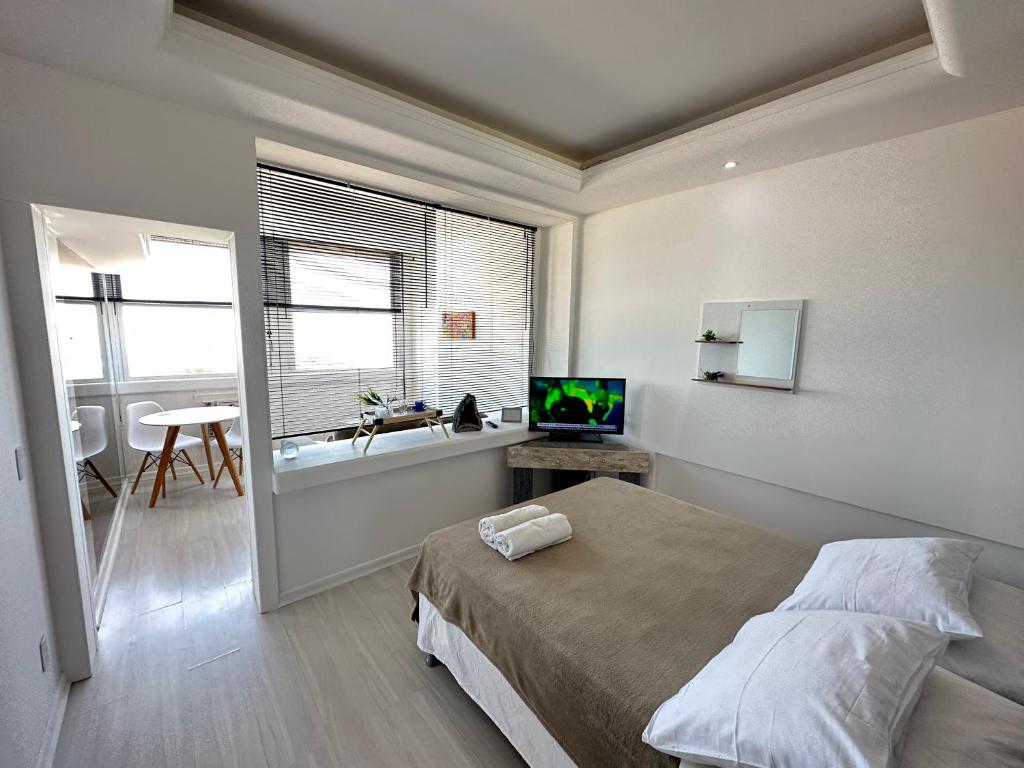 1 dormitorio con 1 cama y TV en Rio Flat 2 Copacabana Beach, en Río de Janeiro