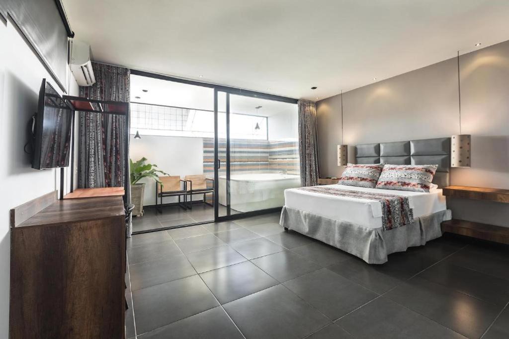 um quarto com uma cama e uma televisão em Hotel Cartagena DC em Cartagena de Indias