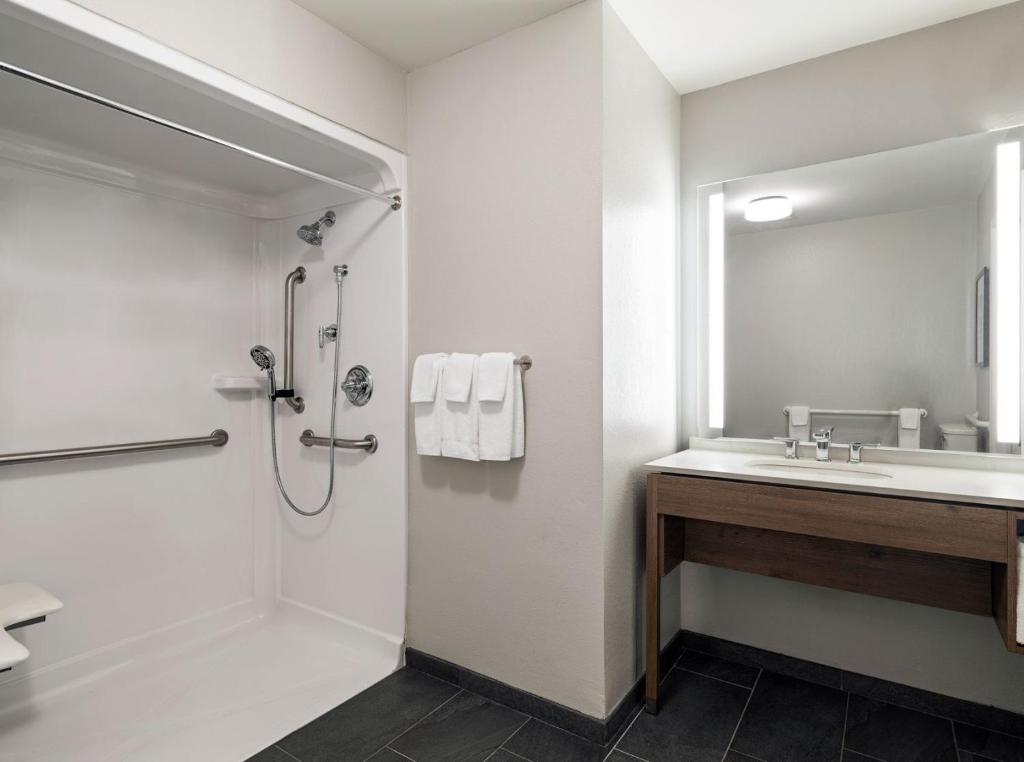 Koupelna v ubytování Staybridge Suites Rochester University by IHG