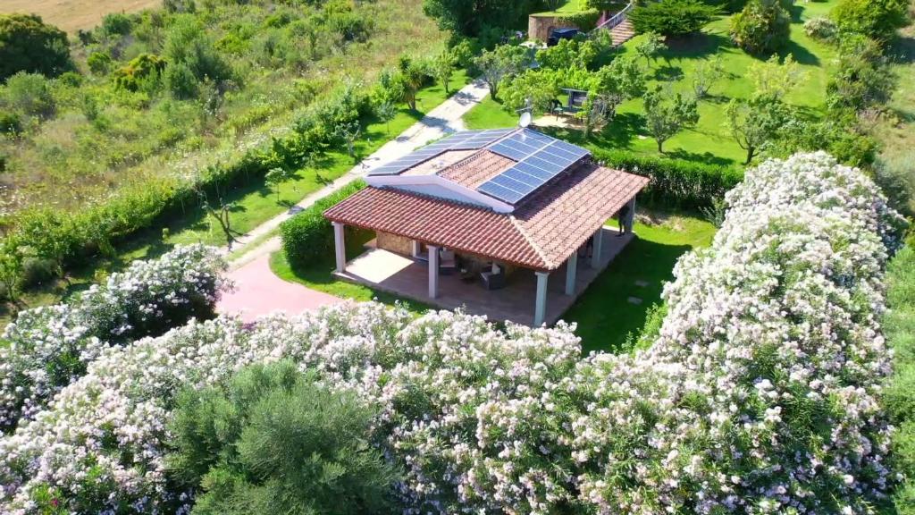 una vista aérea de una casa con un ramo de flores en Villetta Smeralda en La Caletta