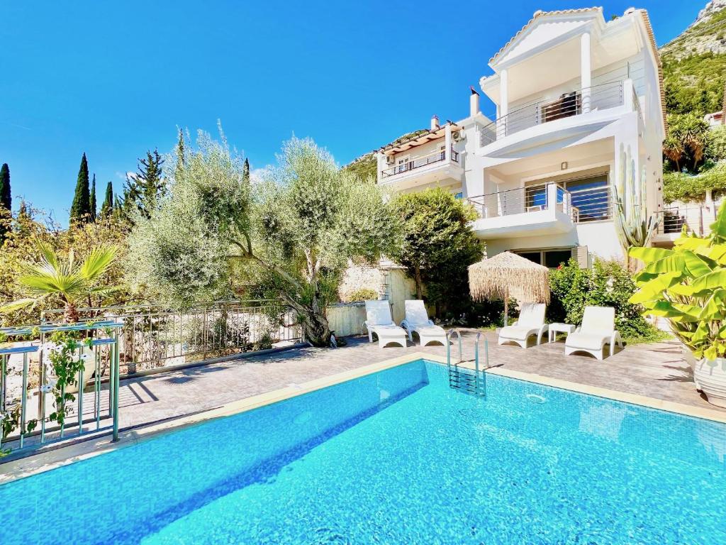 uma villa com uma piscina e uma casa em Luxury Villa San George with private pool by DadoVillas em Nydri