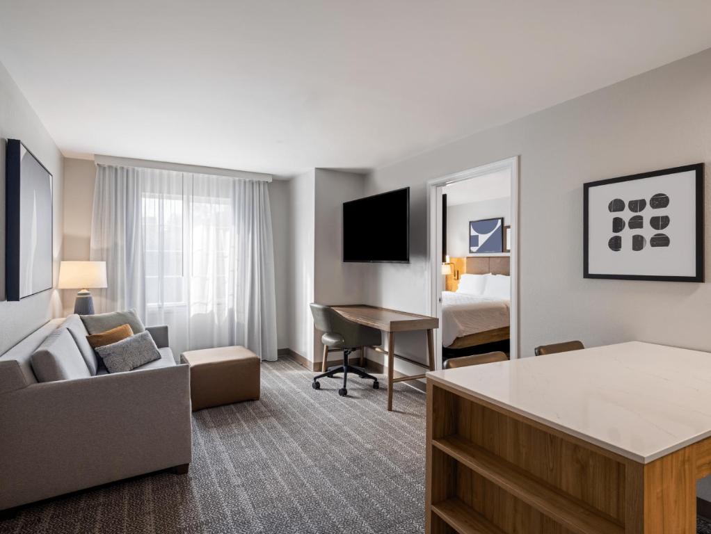 TV a/nebo společenská místnost v ubytování Staybridge Suites Rochester University by IHG