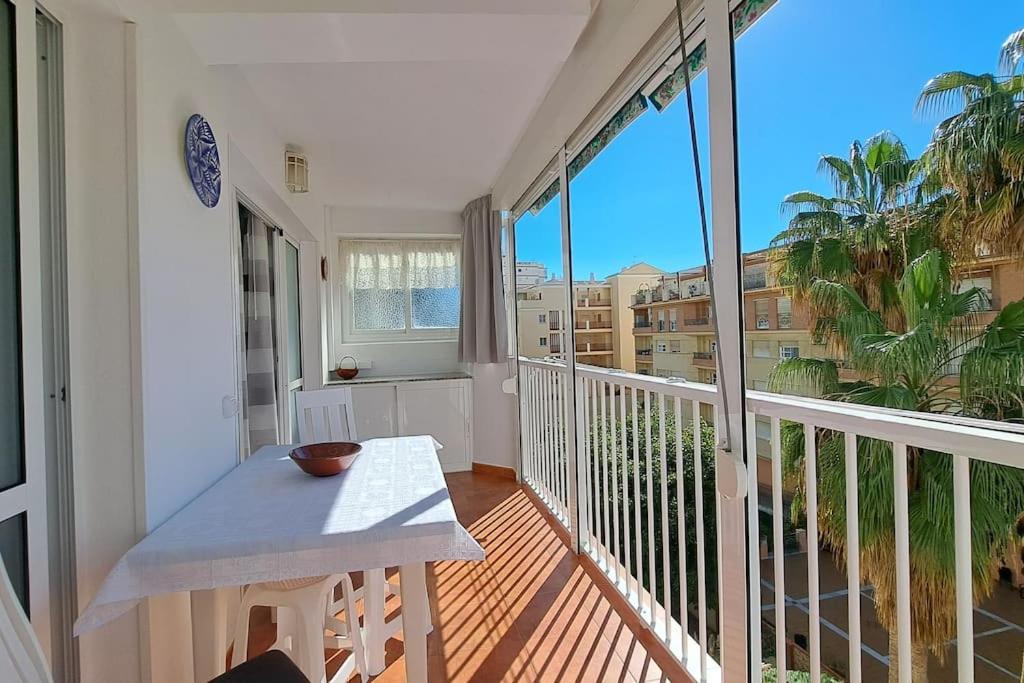 balcón con mesa y vistas a la ciudad en Apartamento Sunset 365-Rentals, en Torre del Mar