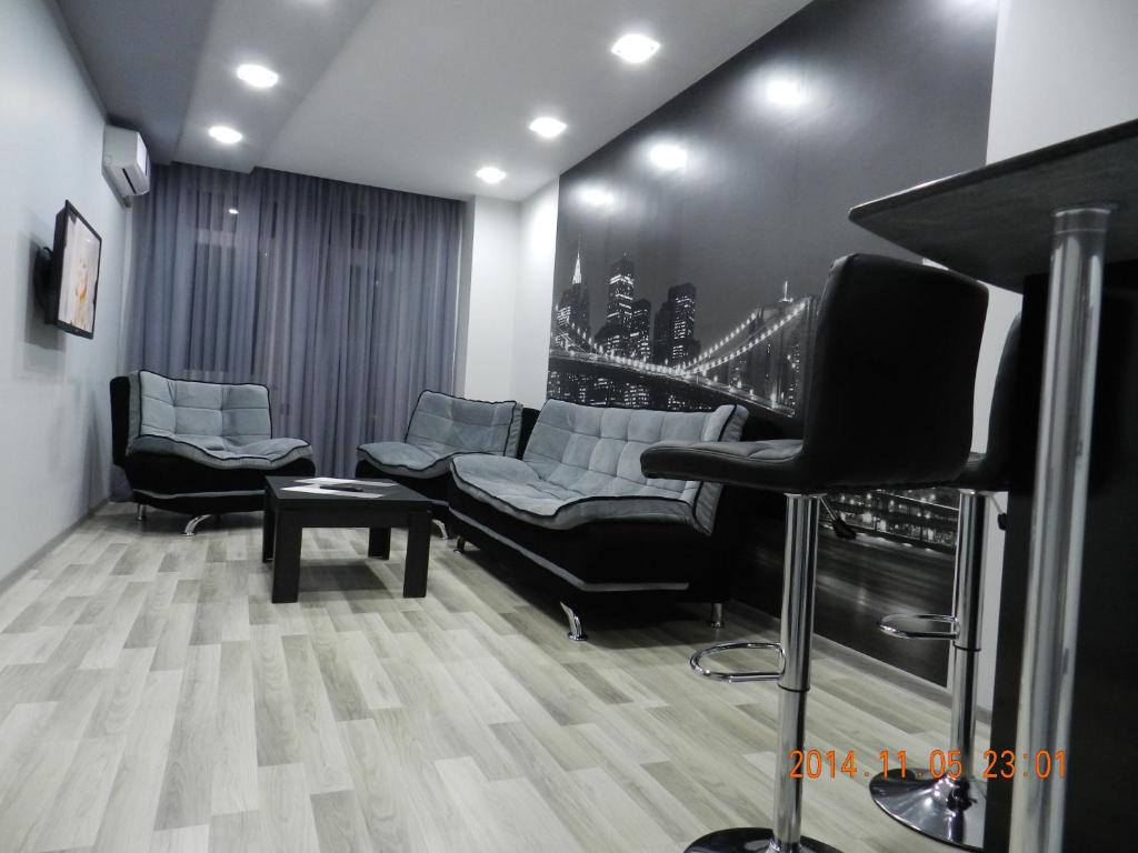 peluquería con sillas y barbería en Apartment VOX, en Batumi
