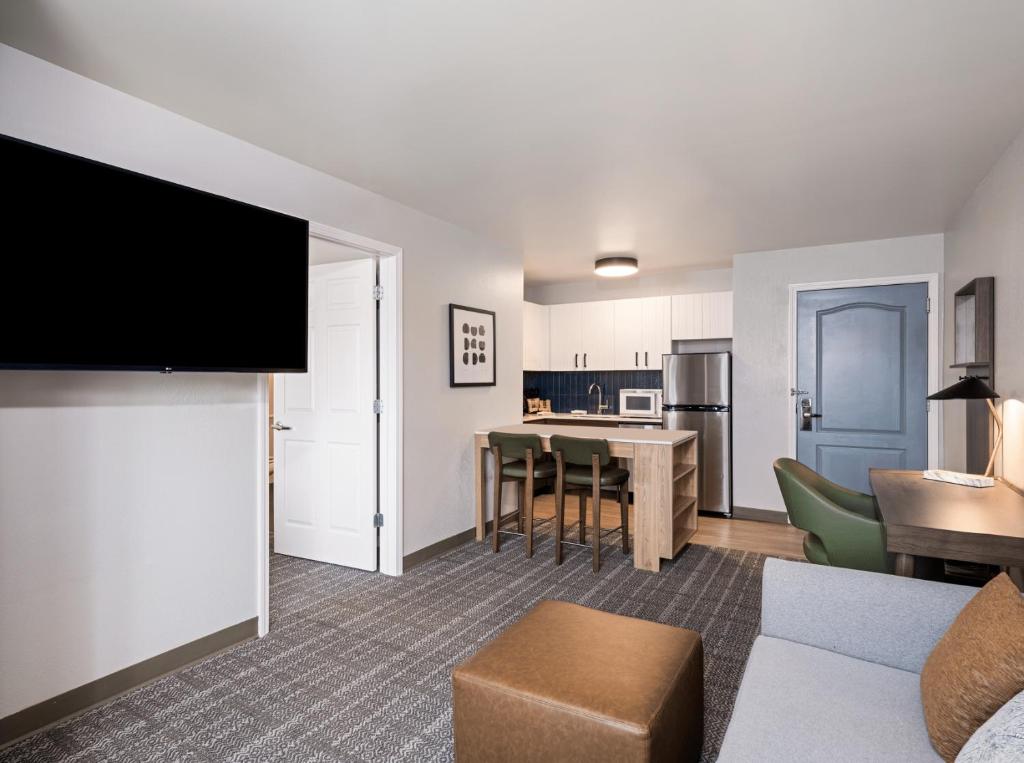 Kuchyň nebo kuchyňský kout v ubytování Staybridge Suites Rochester University by IHG
