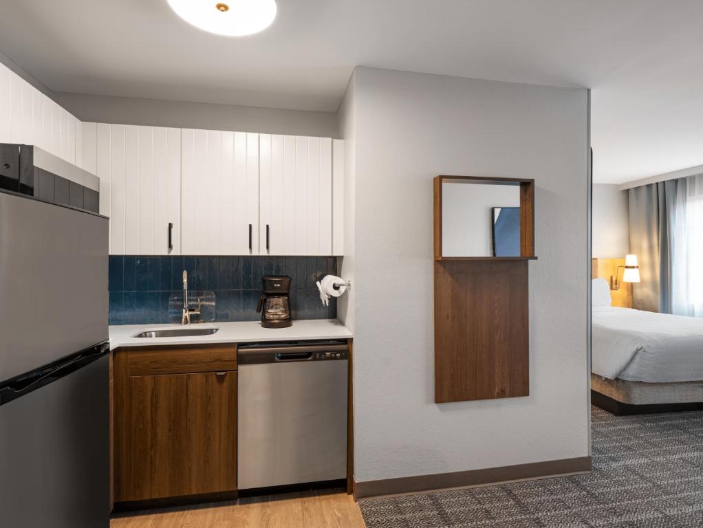 Kuchyň nebo kuchyňský kout v ubytování Staybridge Suites Rochester University by IHG