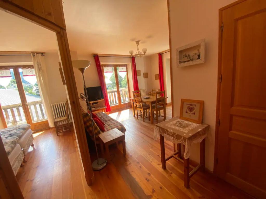 ein Wohnzimmer mit einem Sofa und einem Tisch in der Unterkunft Chez Izaline au Chalet de segure in Ristolas