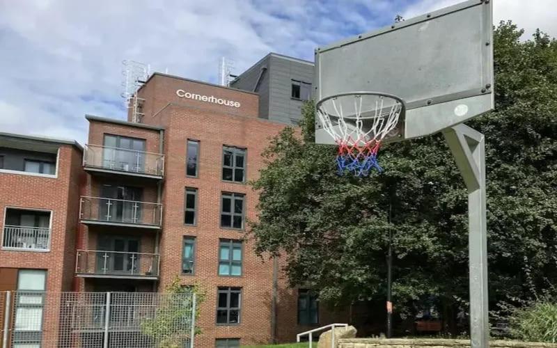 ein Basketballkorb vor einem Gebäude in der Unterkunft Modern Stylish Apartments and Rooms at Student Roost Corner House in Sheffield in Sheffield