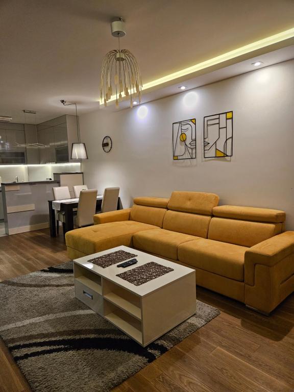 uma sala de estar com um sofá e uma mesa em West 65 apartment em Belgrado