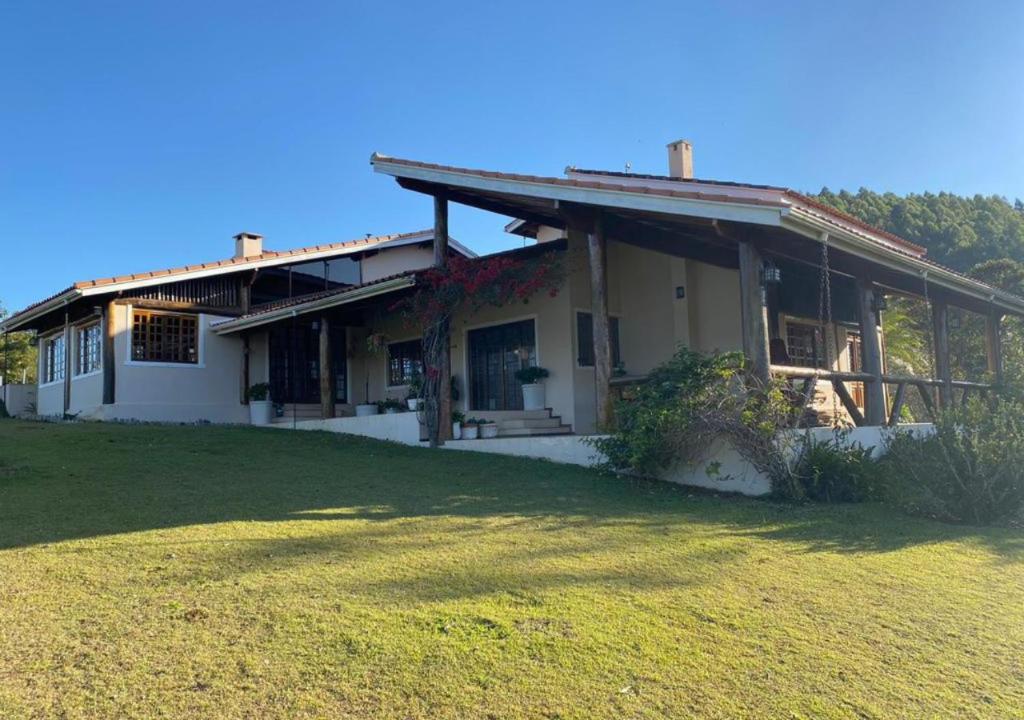 a house with a large yard in front of it at Sitio Itapeva-mg Apenas 120KM de São Paulo! in Itapeva