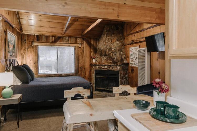 大熊湖的住宿－2411 - Oak Knoll Duplex Studio #14 cabin，一间卧室配有一张床和一个壁炉