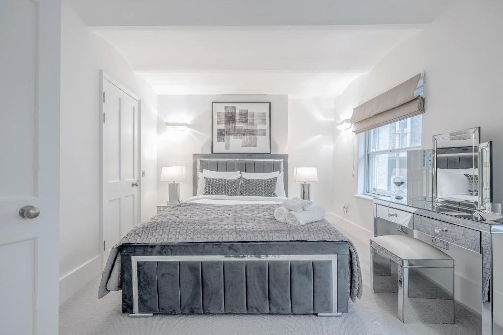 biała sypialnia z dużym łóżkiem i oknem w obiekcie Tottenham Court's House - 2 Bed w Londynie
