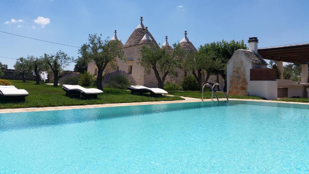 een groot zwembad voor een huis bij Trulli Terrarossa con Piscina in Martina Franca