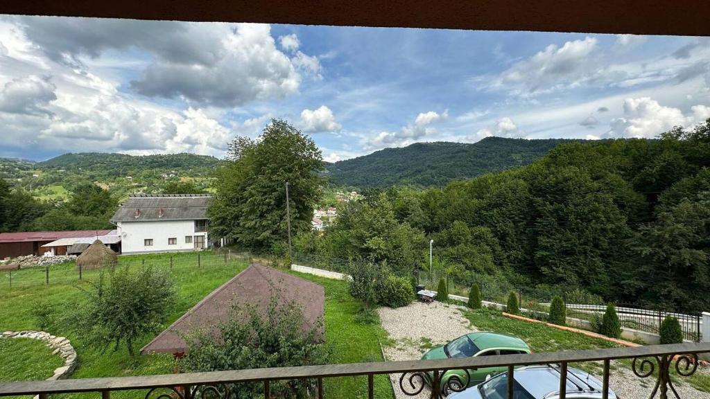 una vista da un balcone di una casa e di un cortile di Casa M&M a Vişeu de Sus