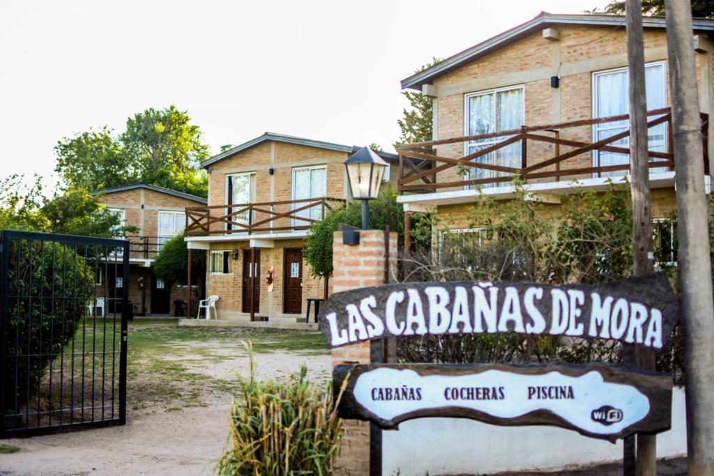 une maison avec un panneau devant elle dans l'établissement CABAÑAS DE MORA, à Villa Santa Cruz del Lago