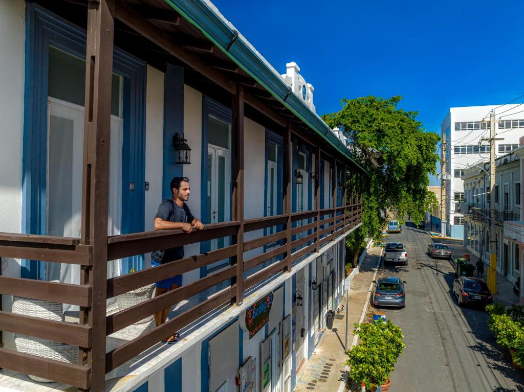 un hombre mirando por la ventana de un edificio en Lofts At San Agustin, en San Juan
