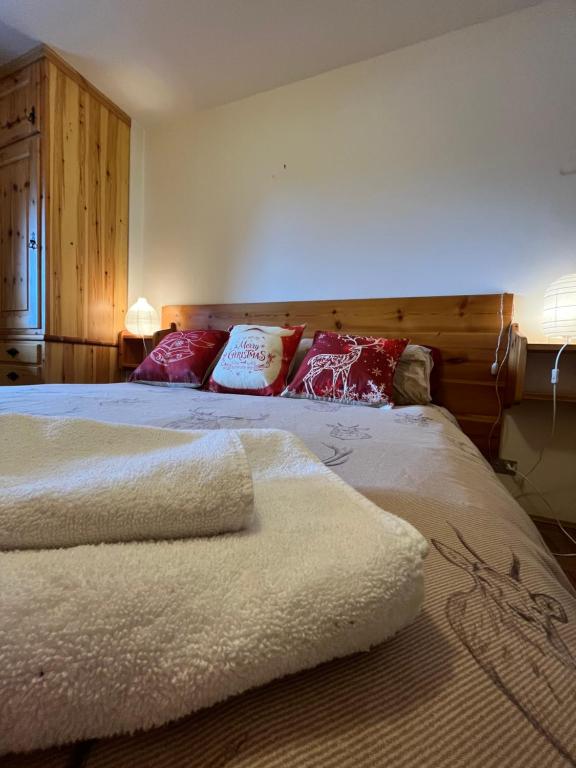 ein Schlafzimmer mit einem Bett mit Kissen darauf in der Unterkunft Le bonbon di morgex vda morgex cir 27 in Morgex