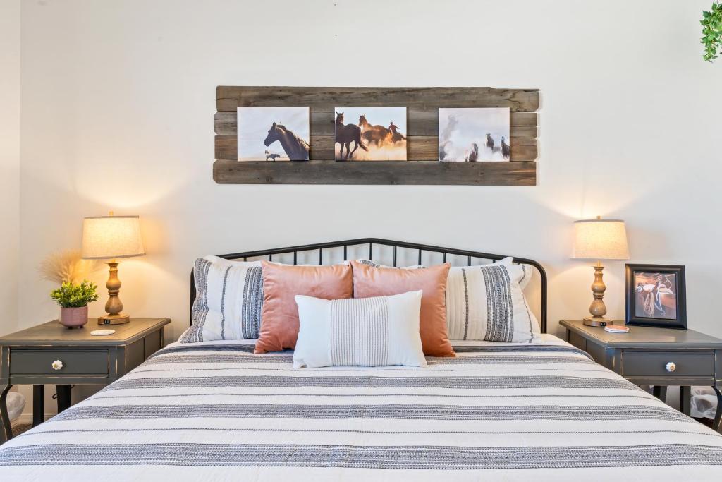 Un pat sau paturi într-o cameră la Western Caldwell Charm