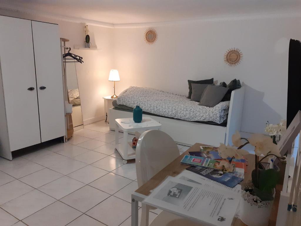 - un salon avec un lit et une table dans l'établissement Studio neuf centre ville Quartier Libération, à Nice