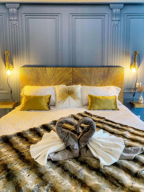 un lit avec deux cygnes en forme de cœur dans l'établissement L'OSMOSE avec balcon, 3mn place centrale Château, à Saverne