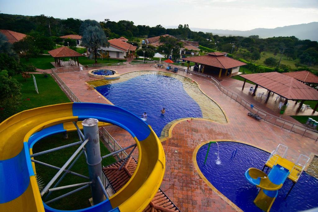 Hotel Los Lagos Centro Vacacional في Monterrey: صورة عن زحليقة مائية في حديقة مائية