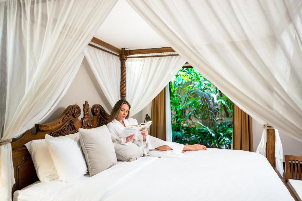 Postel nebo postele na pokoji v ubytování Hideaway Rio Celeste Hotel