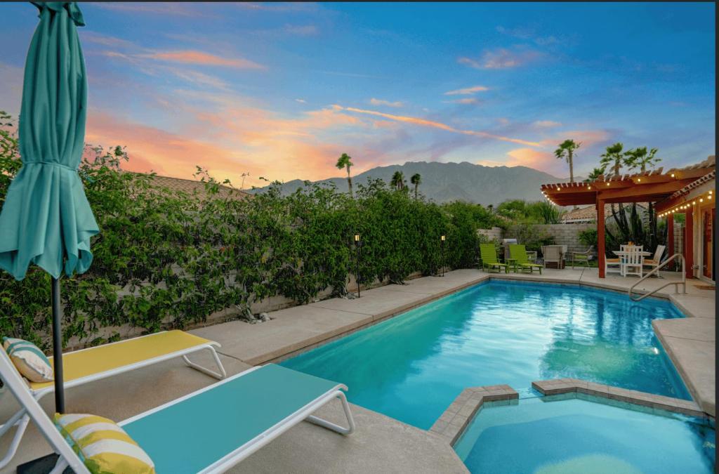 una piscina con patio e ombrellone di Gobi by AvantStay Fire Pit Pool BBQ Permit5102 a Palm Springs