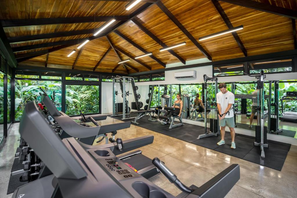 Fitness centrum a/nebo fitness zařízení v ubytování Hideaway Rio Celeste Hotel