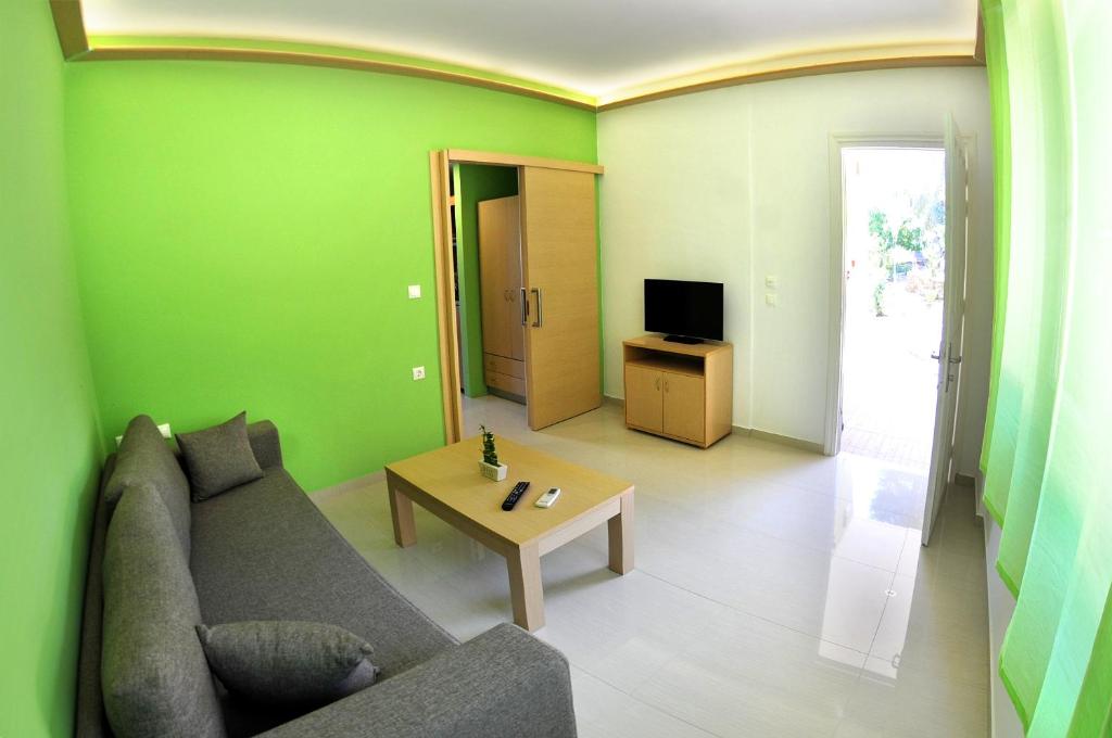 Telewizja i/lub zestaw kina domowego w obiekcie Vliho Bay Suites & Apartments