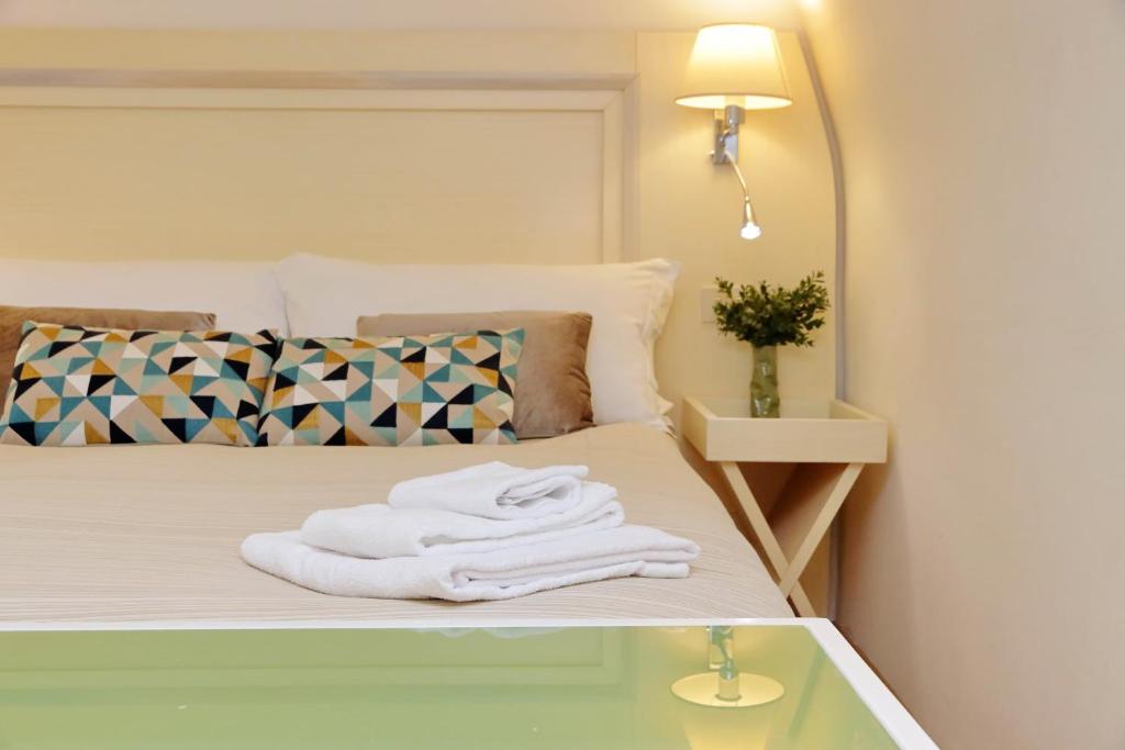 une chambre d'hôtel avec un lit avec des serviettes dessus dans l'établissement Fontanella Borghese CORI apartment, à Rome