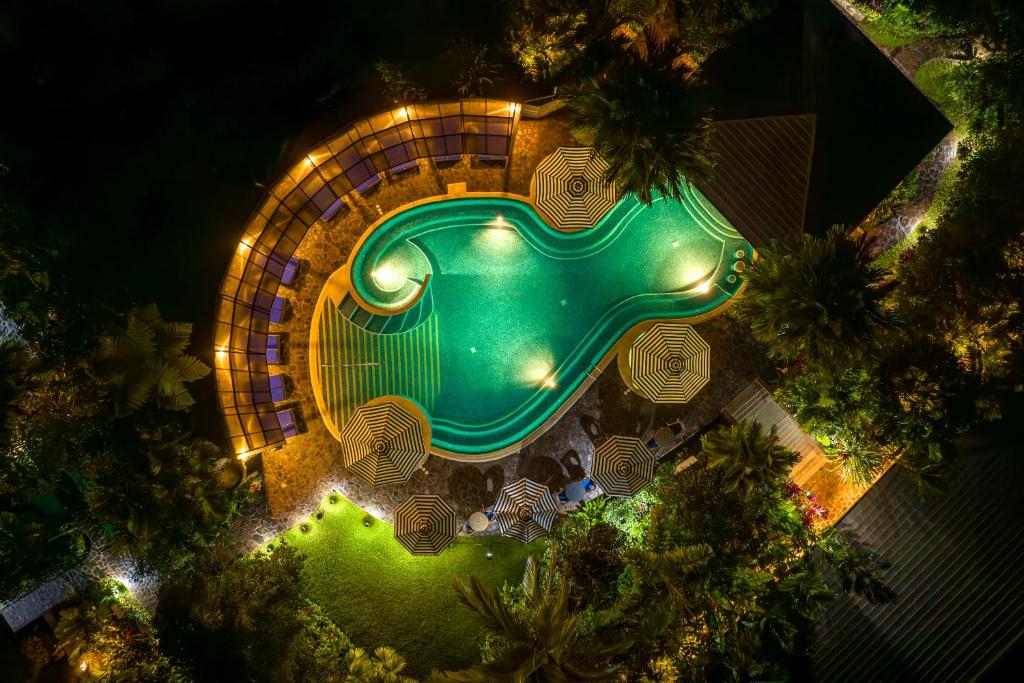 Bazén v ubytování Hideaway Rio Celeste Hotel nebo v jeho okolí
