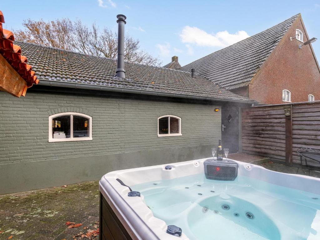 uma banheira de hidromassagem no quintal de uma casa em De Hoeve I em Hulsel