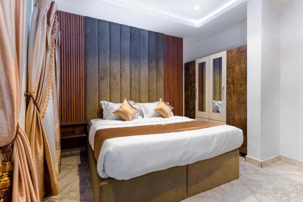 Postel nebo postele na pokoji v ubytování God's Touch Apartments Remi Fani Kayode GRA. Ikeja